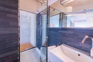 Quarto casal superior | Frigobar, cofres nos quartos, escrivaninha