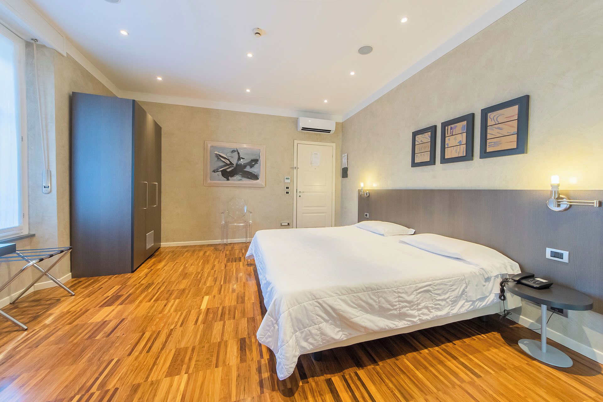 triple room | 1 bedroom, minibar, in-room safe, desk