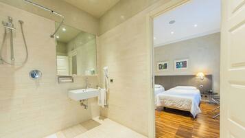 Standard-Zweibettzimmer | Badezimmer | Kostenlose Toilettenartikel, Haartrockner, Bidet, Handtücher