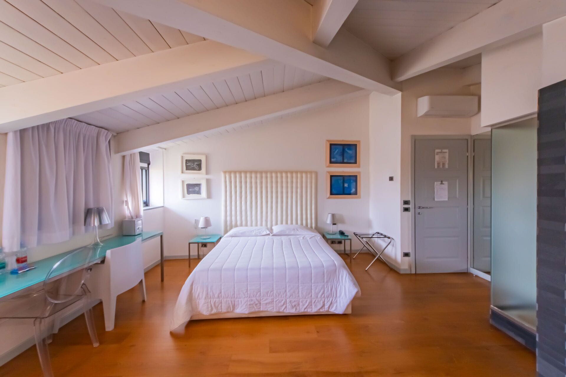 superior double room | 1 bedroom, minibar, in-room safe, desk