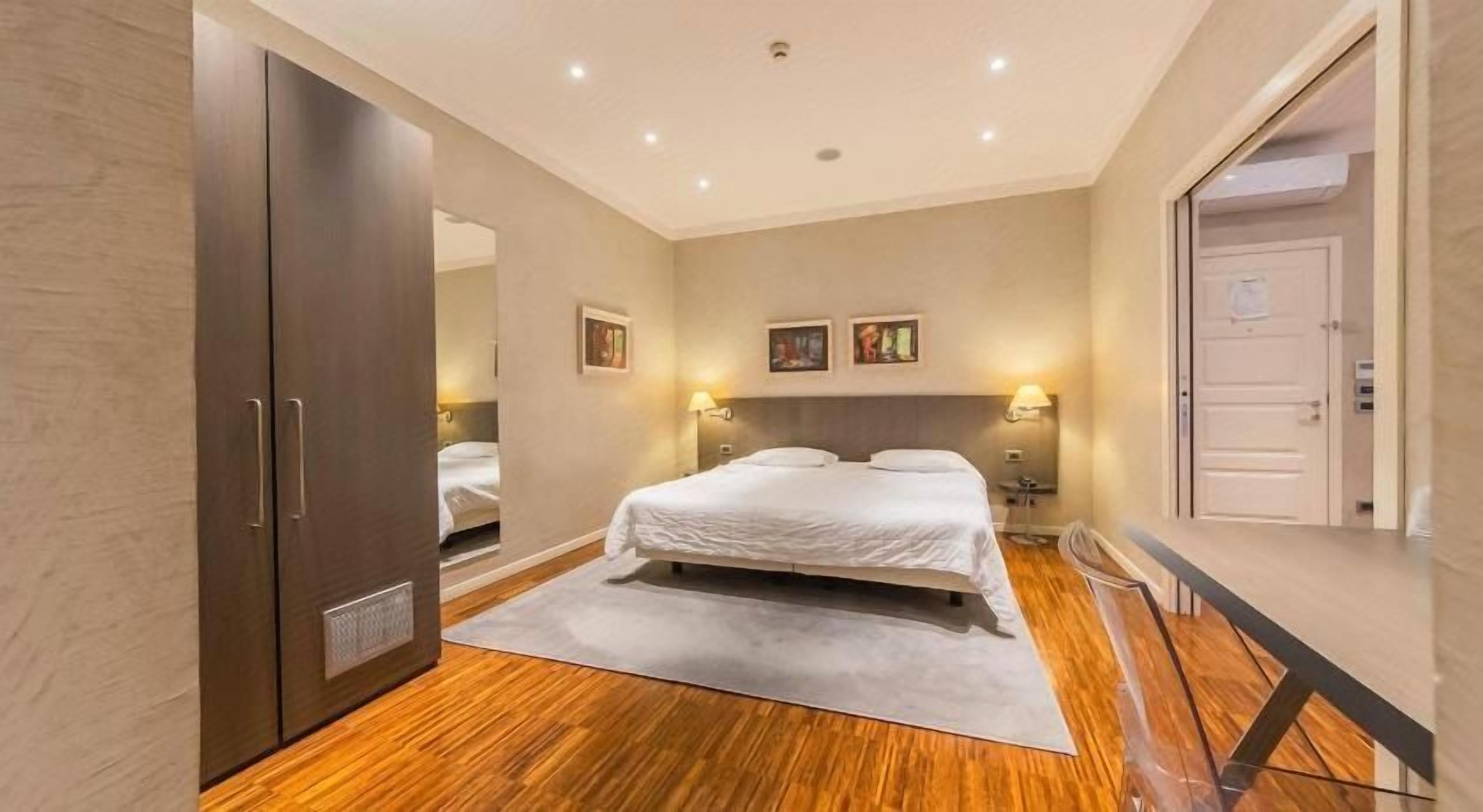 Minibar, caja de seguridad en la habitación y escritorio 