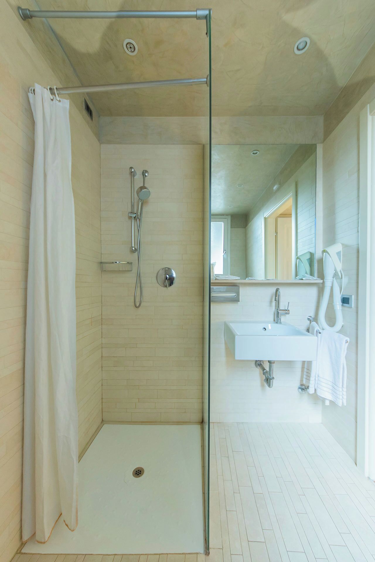 triple room | bathroom | free toiletries, hair dryer, bidet, towels