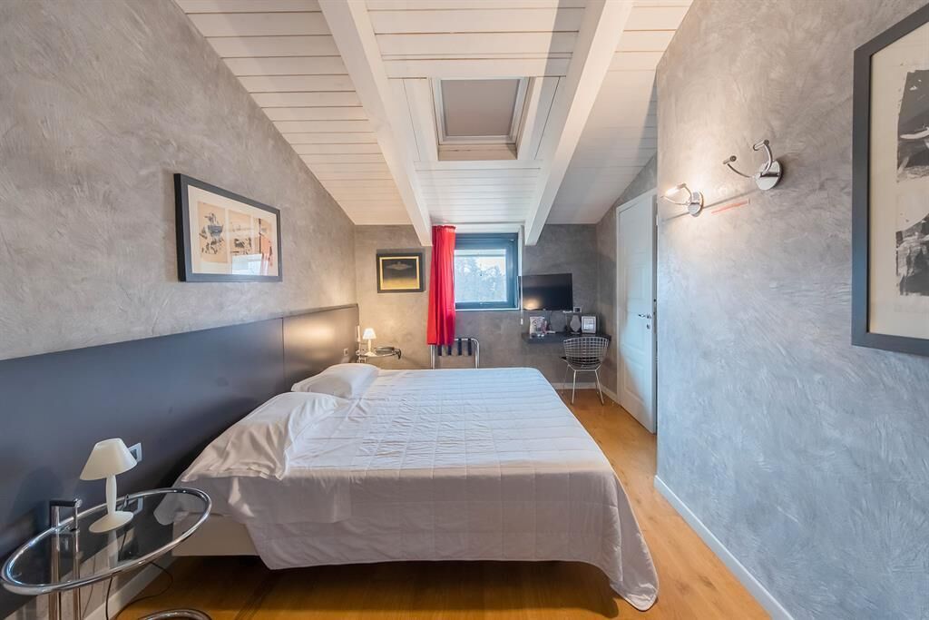 Minibar, caja de seguridad en la habitación y escritorio 