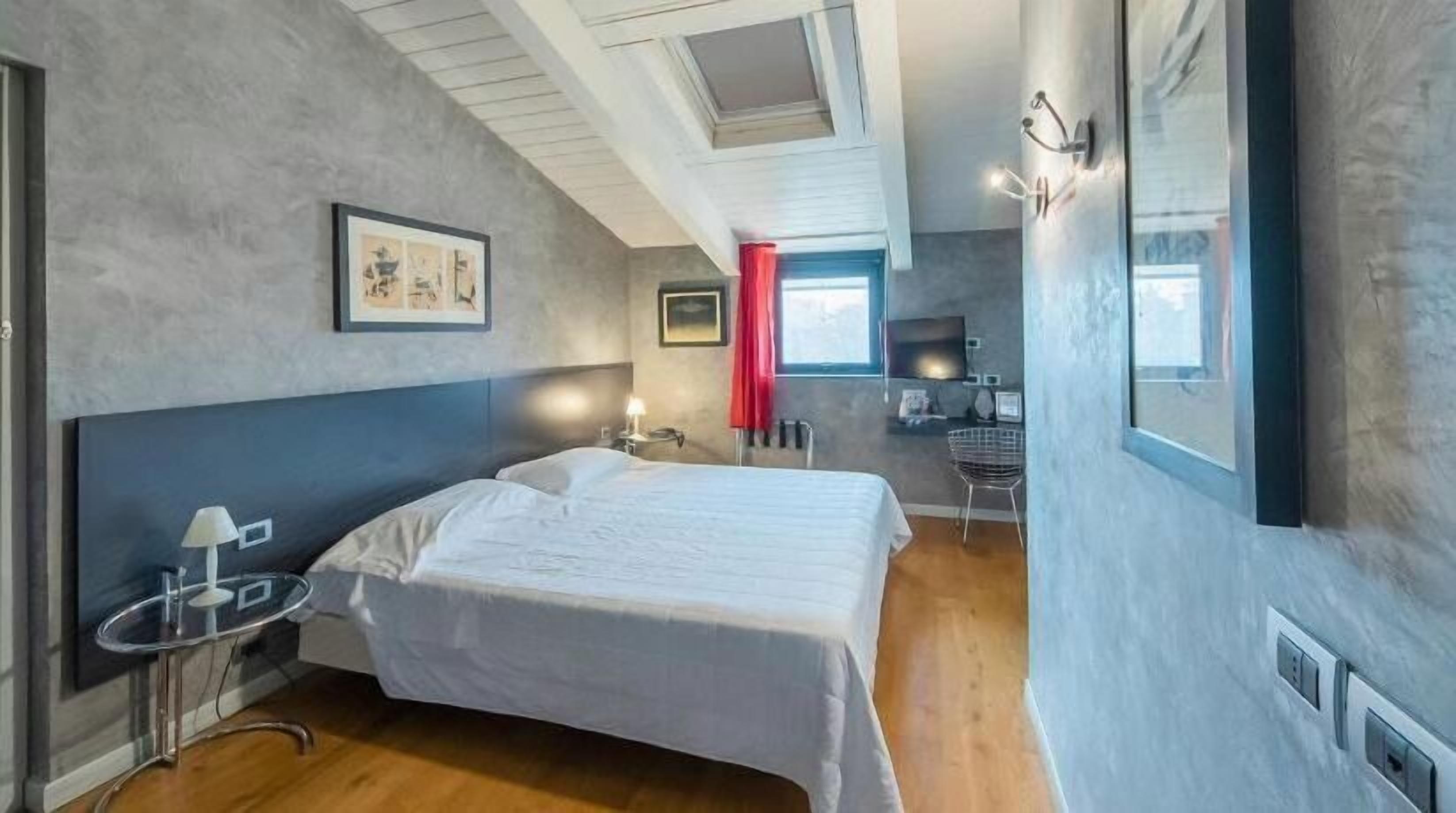 Minibar, caja de seguridad en la habitación y escritorio 