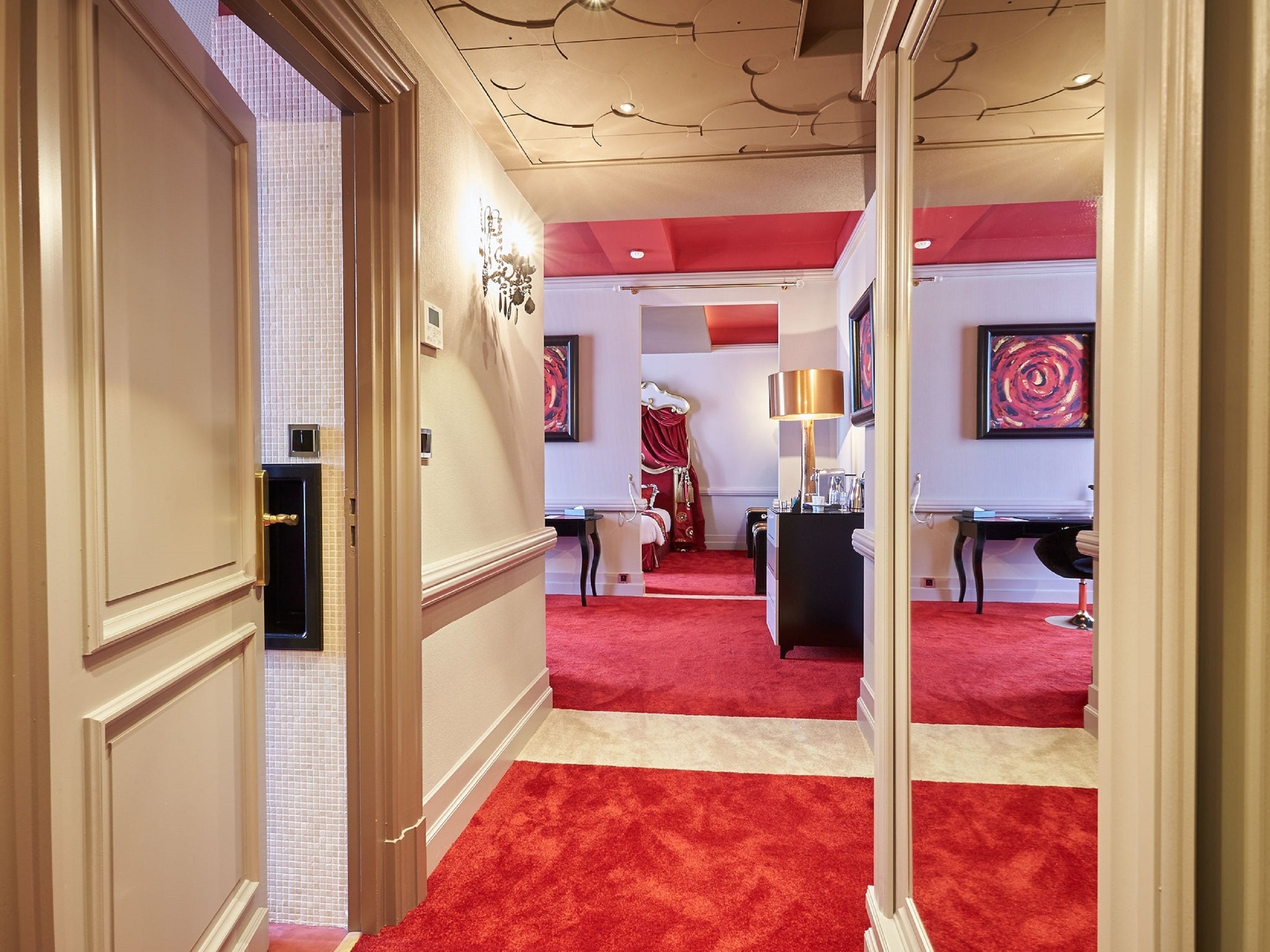 royal suite, private pool | premium bedding, minibar, in-room safe, desk