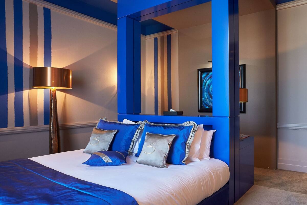 deluxe double or twin room | premium bedding, minibar, in-room safe, desk