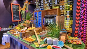 Een buffet met diverse gerechten en een wijnkeuze.