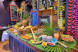 Buffet com diversas opções de comida e seleção de vinhos.