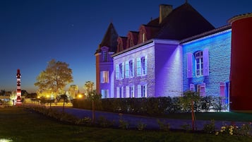 Voorkant accommodatie - avond/nacht
