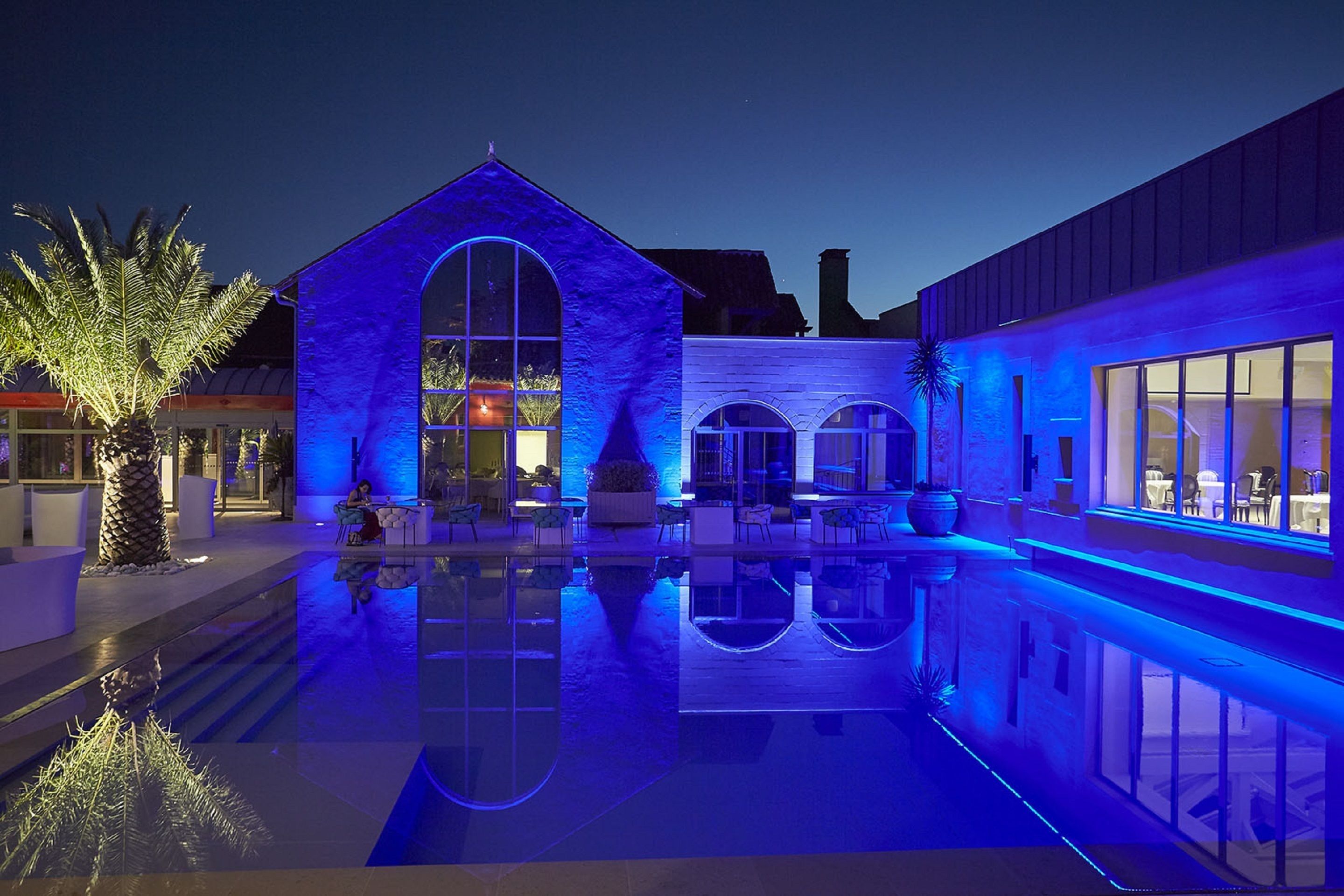 outdoor pool, pool loungers