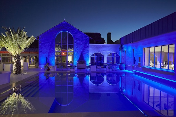 Outdoor pool, pool loungers