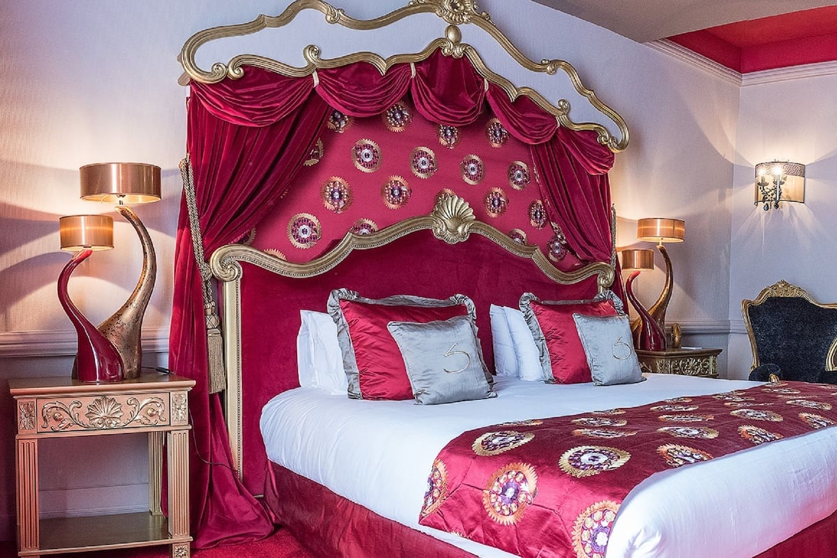 Royal Suite, Private Pool | Peralatan tempat tidur premium, bar mini, peti besi dalam bilik, meja