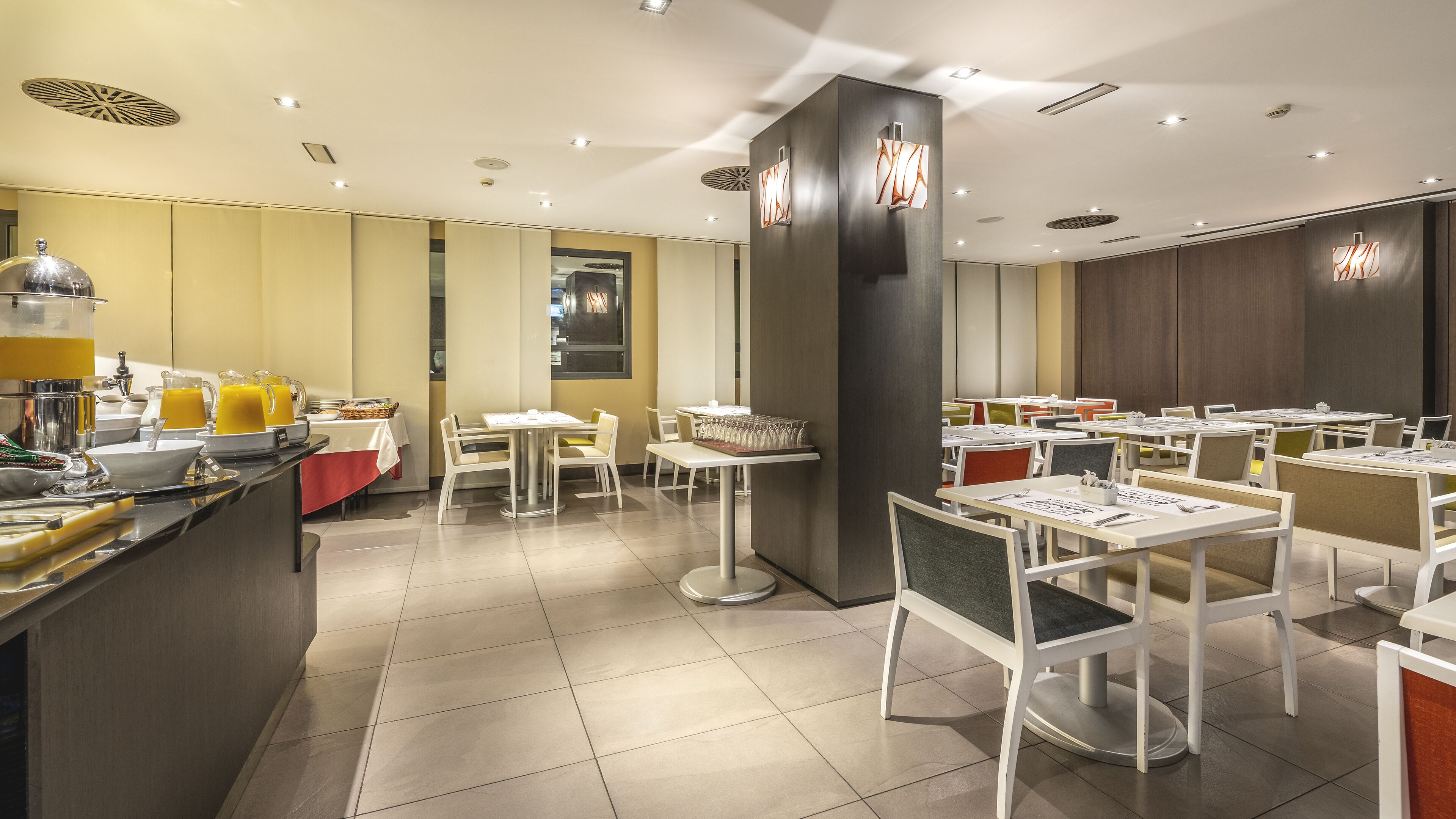 Dagelijks ontbijtbuffet (EUR 8.5 per persoon)