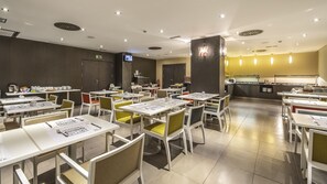 Tägliches Frühstücksbuffet gegen Gebühr