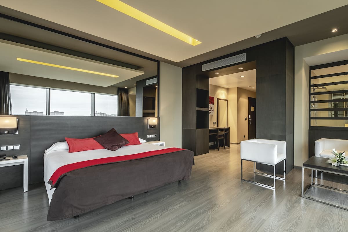 Minibar, in-room safe, soundproofing, WiFi (free)