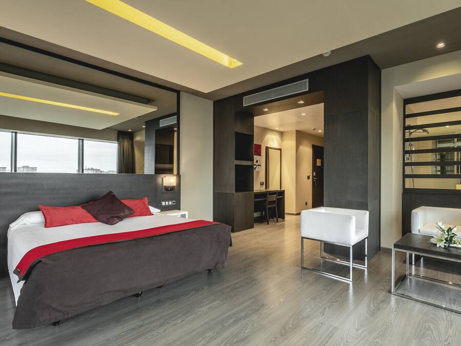 Minibar, in-room safe, soundproofing, free WiFi