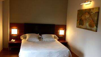 Een minibar, een kluis op de kamer, een bureau, geluiddichte muren