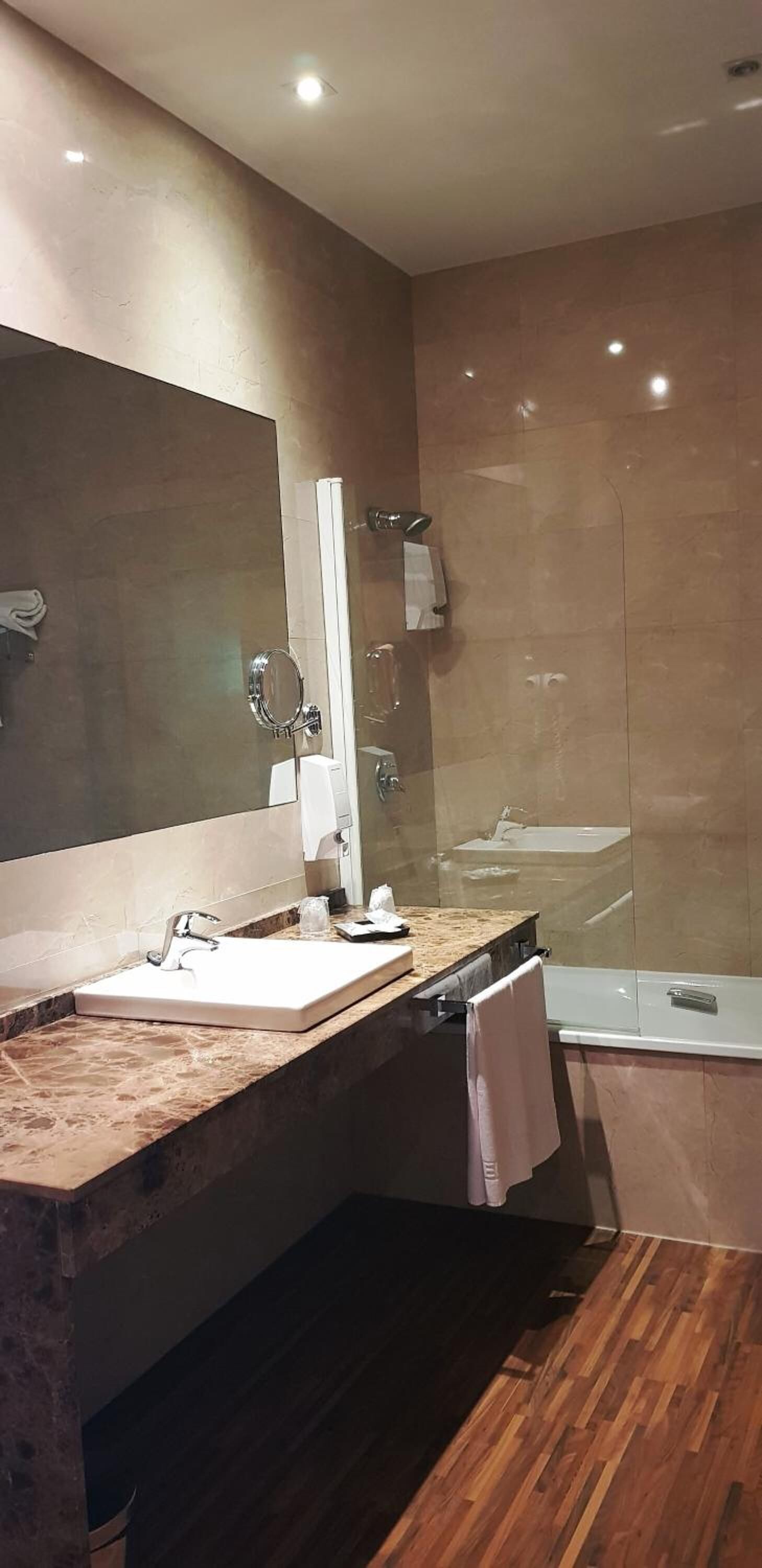 combined shower/bathtub, free toiletries, hair dryer