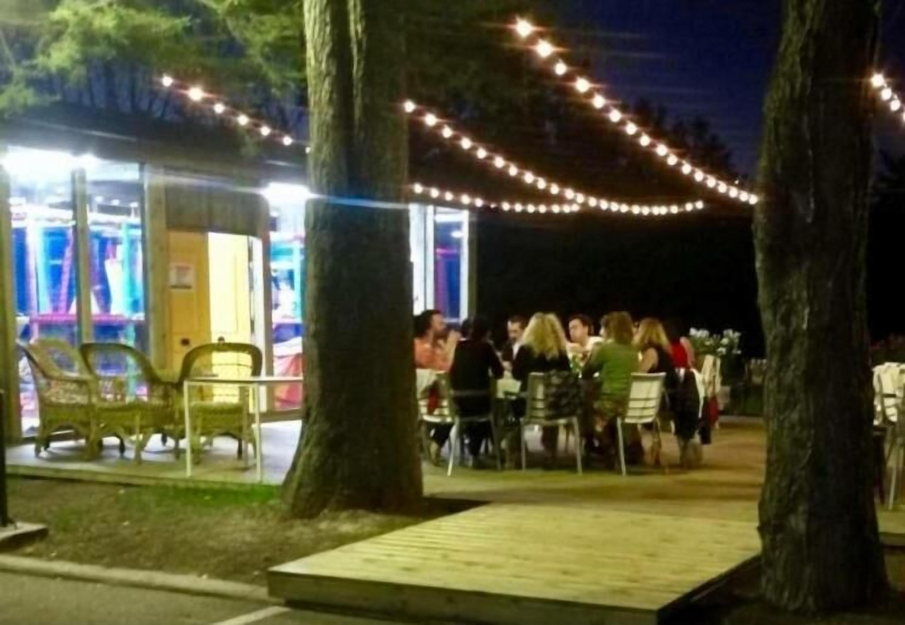 lunch and dinner served, fusion cuisine