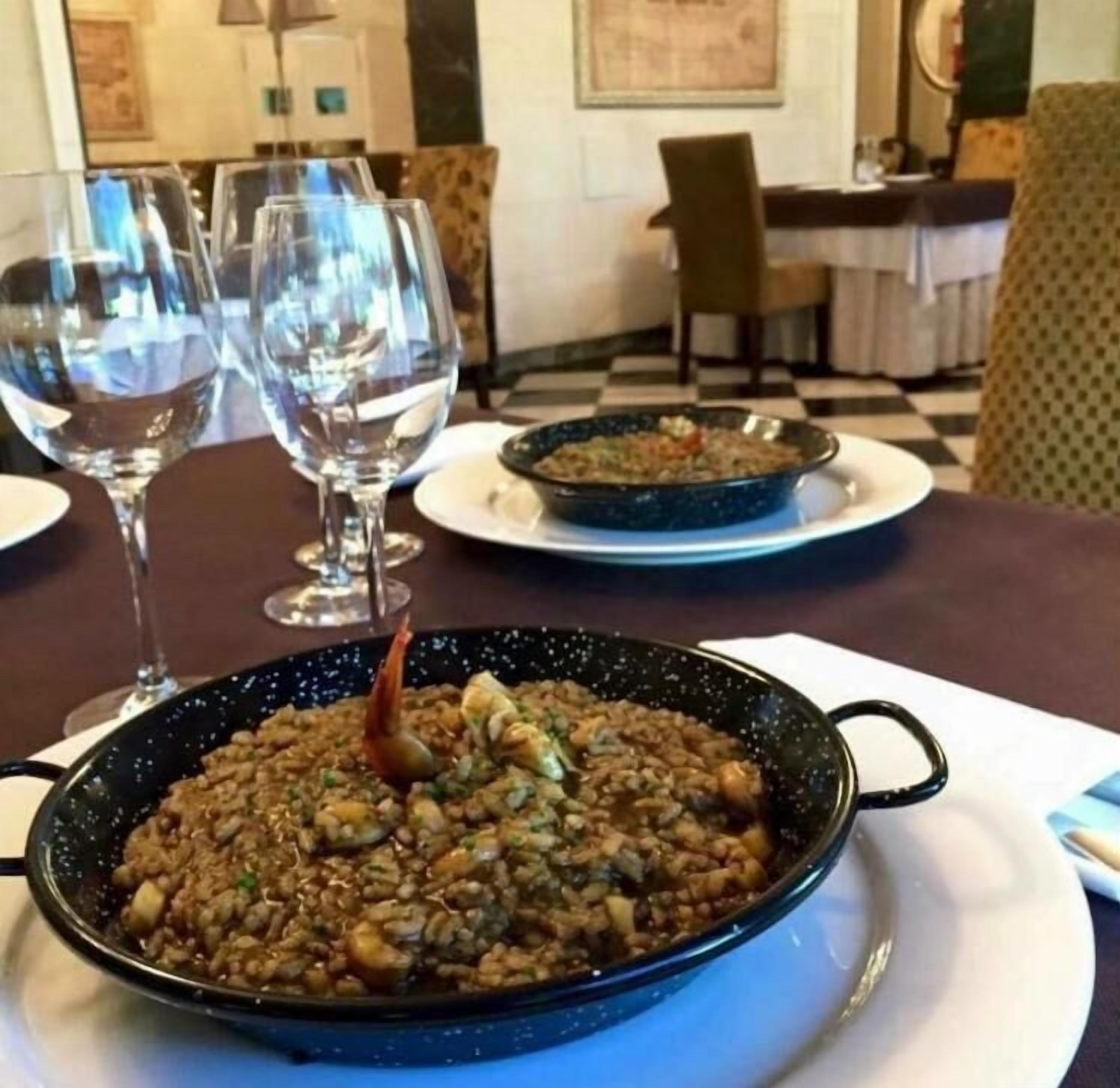 lunch and dinner served, fusion cuisine