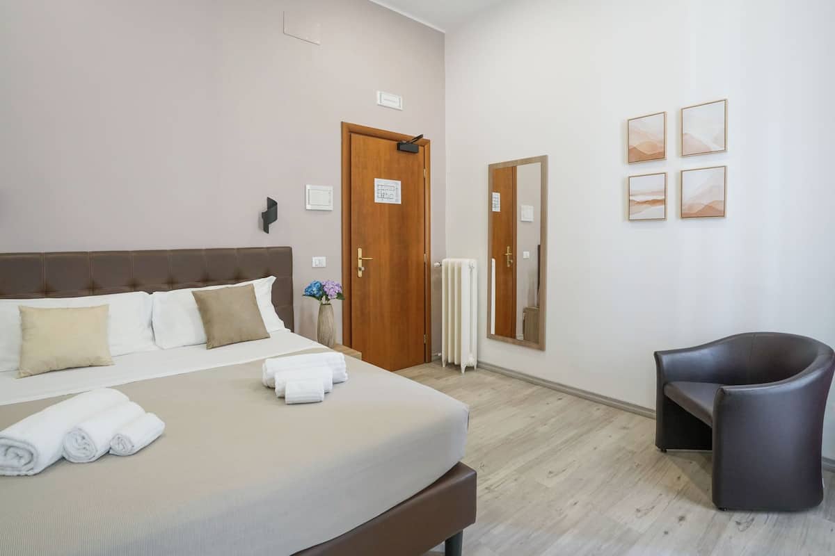 Minibar, caja de seguridad en la habitación y escritorio