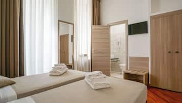 Minibar, caja fuerte, escritorio y tabla de planchar con plancha