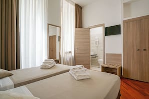 Minibar, in-room safe, desk, iron/ironing board - Hotel St. Moritz (Rome)