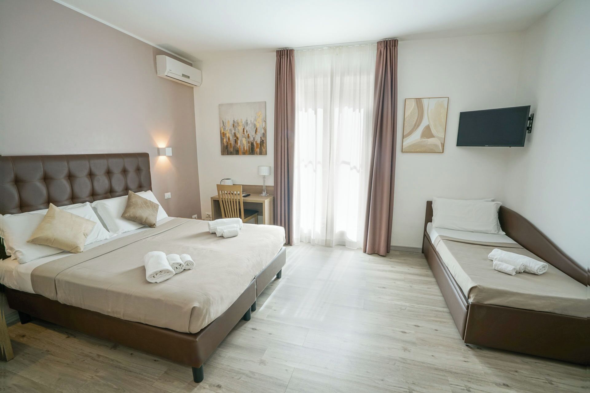 Habitación triple | Minibar, caja de seguridad en la habitación y escritorio 