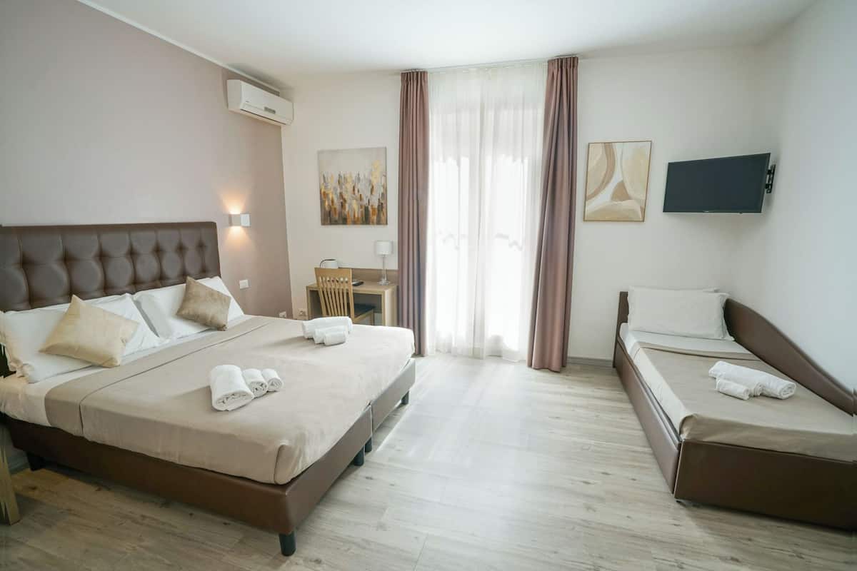 Habitación triple | Minibar, caja de seguridad en la habitación y escritorio