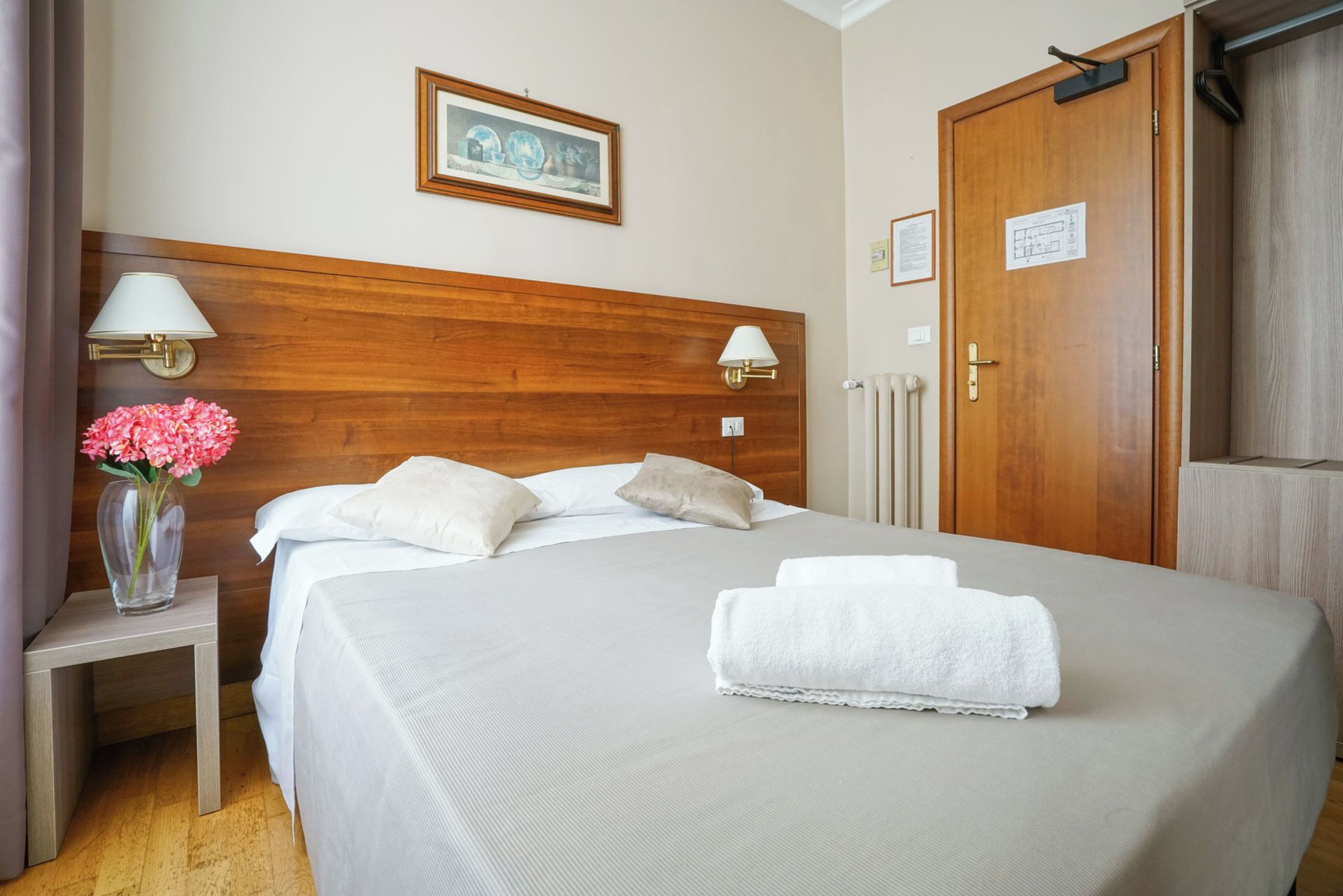 Habitación individual | Minibar, caja de seguridad en la habitación y escritorio 