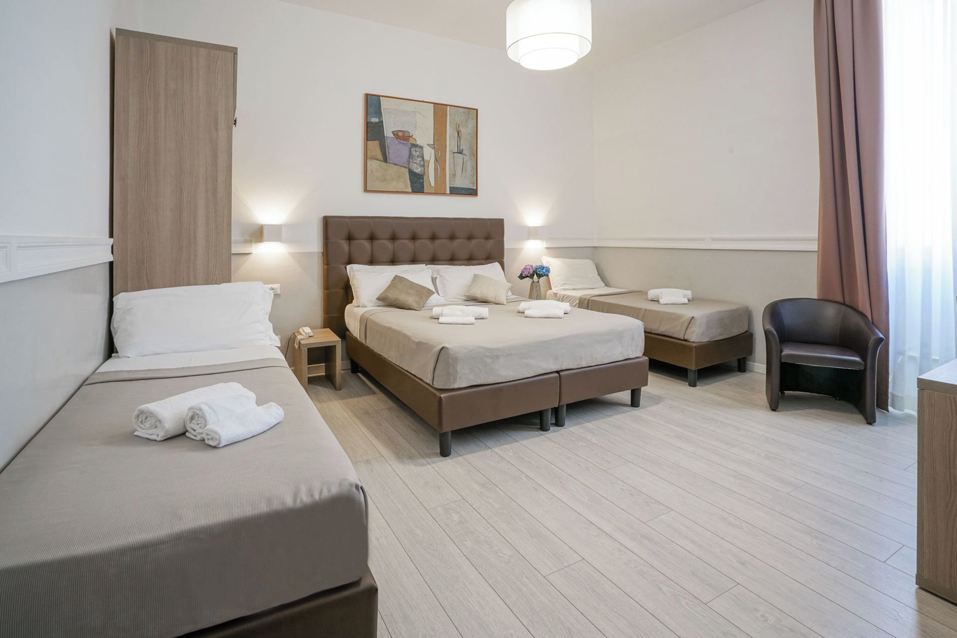 Habitación cuádruple | Minibar, caja de seguridad en la habitación y escritorio 