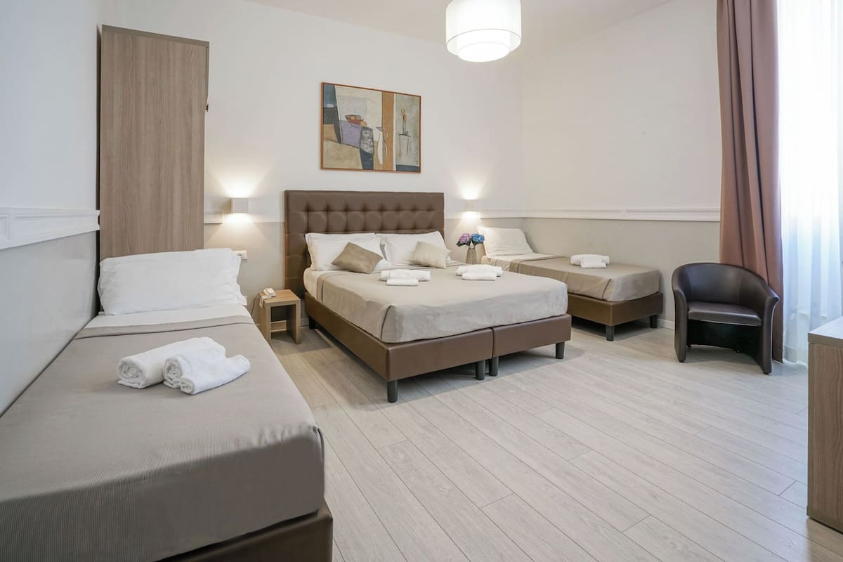 Habitación cuádruple | Minibar, caja de seguridad en la habitación y escritorio