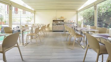 Tägliches Frühstücksbuffet (5 EUR pro Person)