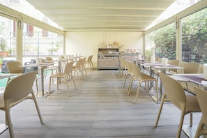 Desayuno buffet (EUR 5 por persona)