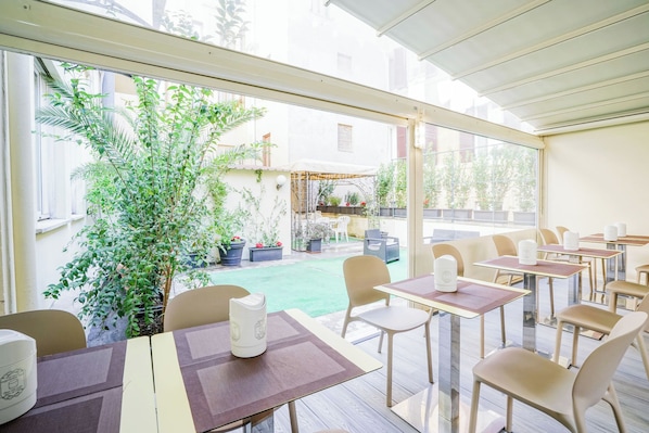 Exterior detail - Hotel St. Moritz (Rome)