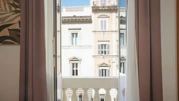 Minibar, Zimmersafe, Schreibtisch, Bügeleisen/Bügelbrett