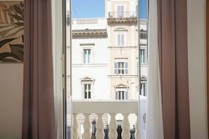 Minibar, in-room safe, desk, iron/ironing board - Hotel St. Moritz (Rome)