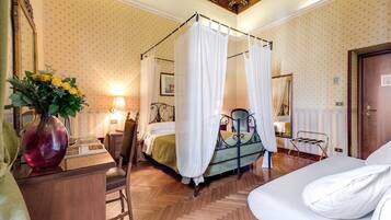 Minibar, Zimmersafe, Schreibtisch, Bügeleisen/Bügelbrett