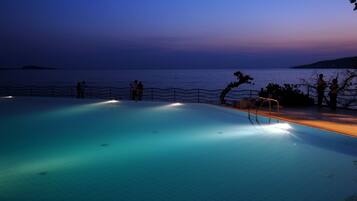 Alberca al aire libre y camas balinesas gratuitas