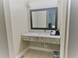 Combined shower/tub, towels