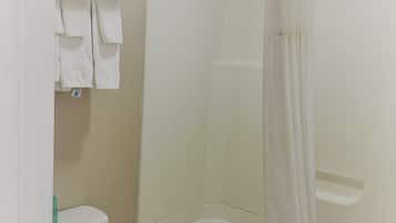 Combined shower/tub, towels