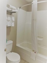 Ducha y bañera combinadas y toallas