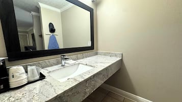 Ensemble douche/baignoire, serviettes fournies