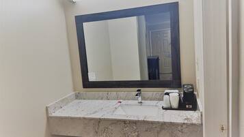 Combined shower/tub, towels