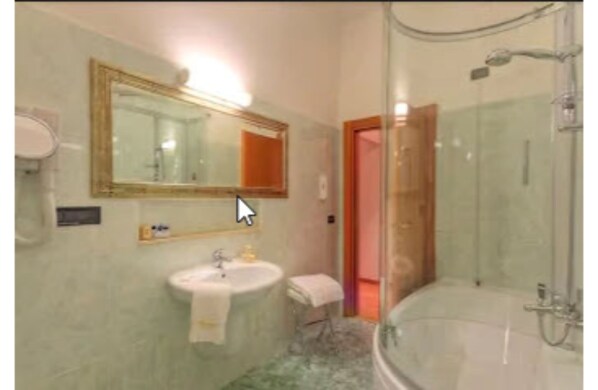 Suite | Bathroom