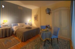 Minibar, coffres-forts dans les chambres, bureau, rideaux occultants