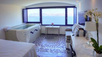 Cave Pool Suite,Indoor Spa Bath, Private Cave Pool, Sea View | Roupas de cama premium, edredons de pluma, frigobar, cofres nos quartos