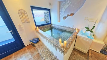 Senior Suite, Spa Bath, Sea View | Private spa tub