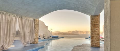 Utendørsbasseng, bassengparasoller og solsenger