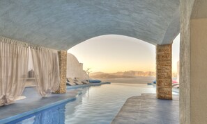 Una piscina al aire libre, sombrillas, tumbonas